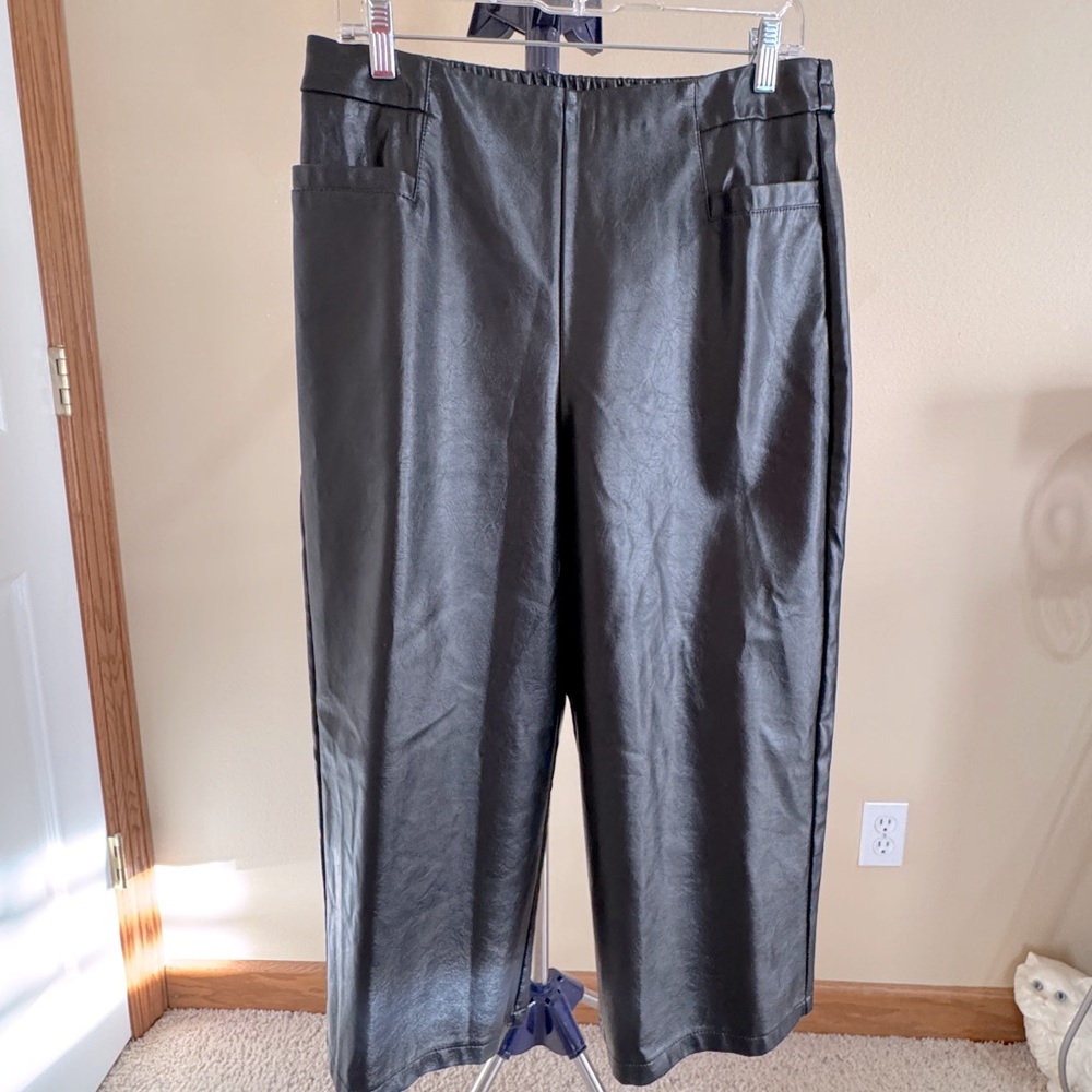 Faux leather black crop pants